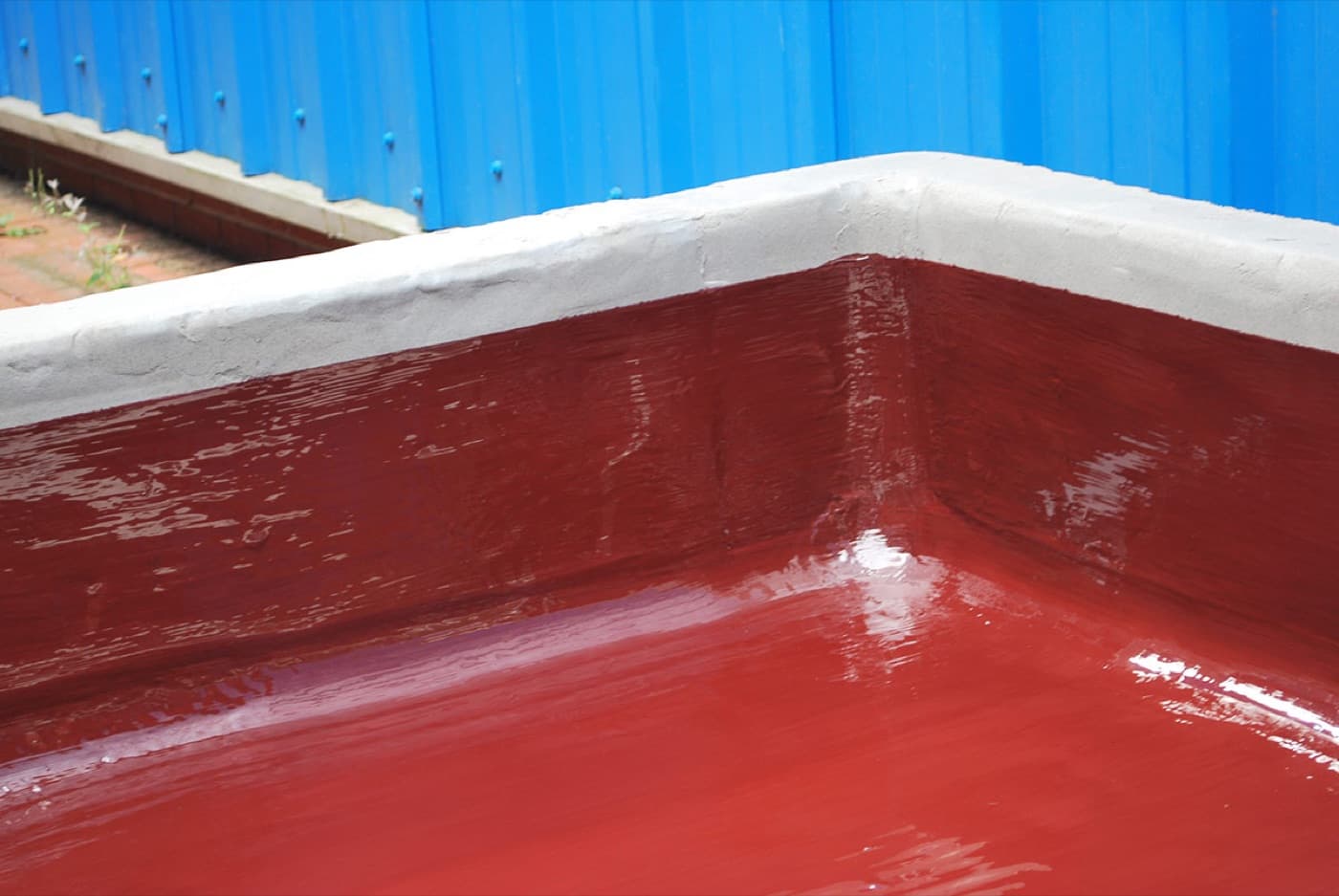 Chemical-resistant lining on a process wall