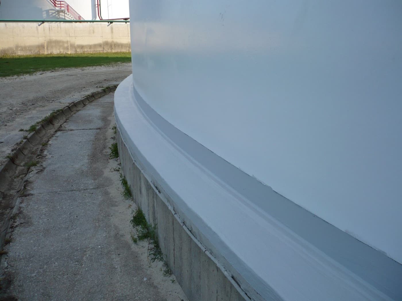 Tank base and floor edge sealing